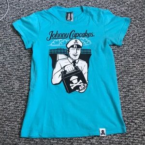 Johnny Cupcakes t-shirt 💙
